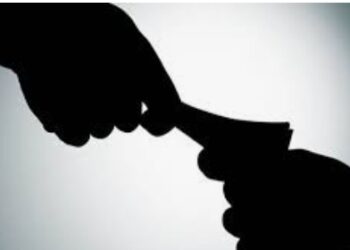 गलेगठ्ठ पगार असताना लाचेची मागणी: ५०० रुपयांची लाच घेतल्या प्रकरणी खाजगी पंटर सह आरटीओला रंगेहाथ अटक