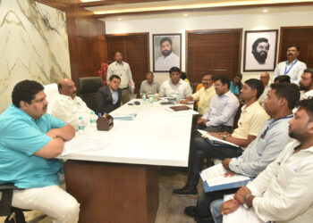 रोजगार हमी योजनेंतर्गत कार्यरत कर्मचाऱ्यांच्या समस्या सोडविण्यासाठी शासन सकारात्मक