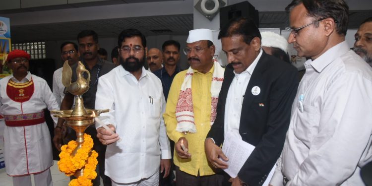 नंदूरबारच्या दोन शेतकऱ्यांचा मुख्यमंत्र्यांच्या हस्ते सत्कार, महाराष्ट्र मिलेट मिशन’साठी २०० कोटी रुपयांची तरतूद