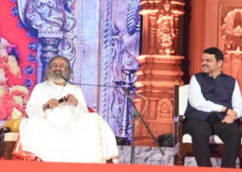 ‘आर्ट ऑफ लिव्हिंग’ कडून शेतकऱ्यांच्या डोळ्यातले पाणी पुसण्याचे कार्य -उपमुख्यमंत्री देवेंद्र फडणवीस