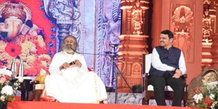 ‘आर्ट ऑफ लिव्हिंग’ कडून शेतकऱ्यांच्या डोळ्यातले पाणी पुसण्याचे कार्य -उपमुख्यमंत्री देवेंद्र फडणवीस