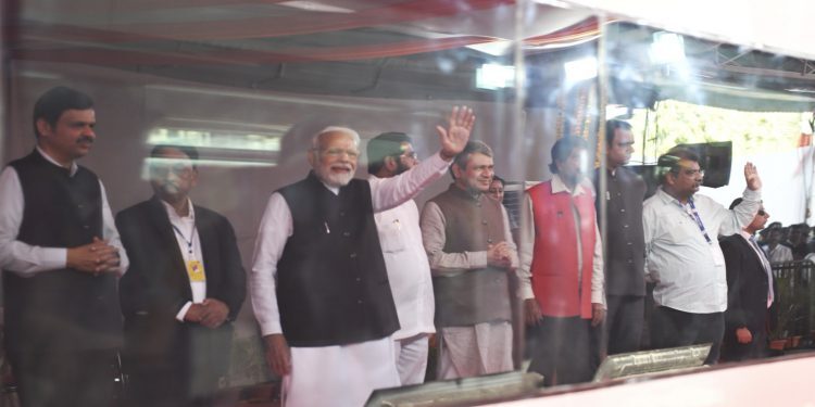 ‘वंदे भारत’ एक्सप्रेस भारताच्या विकासाचे प्रतीक – प्रधानमंत्री नरेंद्र मोदी