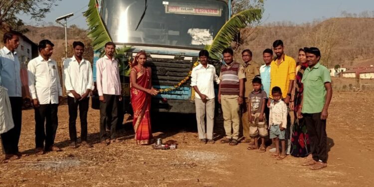 हुंडा- रोषमाळ गावात एस.टी.बस सेवा पुन्हा सुरू