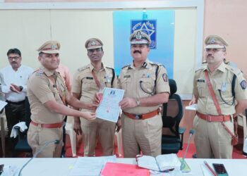 विषेश कामगीरी करणार्‍या जिल्हा पोलीस दलातील अधिकारी व अंमलदारांचा विशेष पोलीस महानिरीक्षक डॉ. बी.जी. शेखर पाटील यांच्या हस्ते सन्मान