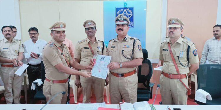 विषेश कामगीरी करणार्‍या जिल्हा पोलीस दलातील अधिकारी व अंमलदारांचा विशेष पोलीस महानिरीक्षक डॉ. बी.जी. शेखर पाटील यांच्या हस्ते सन्मान