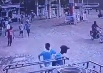 पेट्रोल भरताना दुचाकीला लागली आग, युवकाच्या सतर्कने मोठा अनर्थ टळला