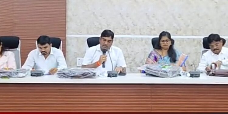 जिल्हा परिषदेचा २८ कोटी ९८ लाखाचा शिल्लकी अर्थसंकल्प, वित्त समिती सभापती गणेश पराडकेंनी सादर केले अंदाजपत्र