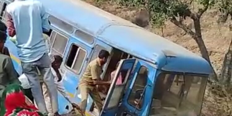 देवबारी घाटात बसचा अपघात