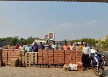 लक्कडकोट येथे गुजरात राज्यात जाणारी अवैध दारूसह ३० लाखाचा मुद्देमाल जप्त