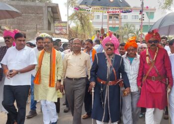 धडगाव येथे निघाली राजेशाही भोंगऱ्या आकर्षक मिरवणूक , सातपुड्यात घुमू लागले ढोल-बिरीचे सूर