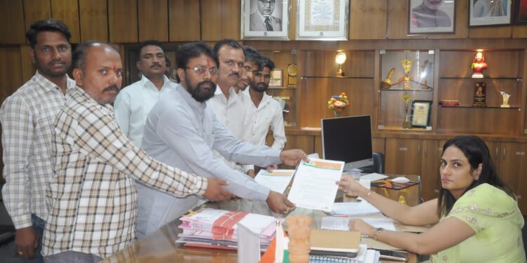 बंजारा समाजाच्या तांड्यांना महसुली दर्जा मिळवुन स्वतंत्र ग्रामपंचायत करा