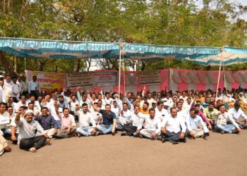 जूनी पेन्शनसह विविध मागण्यांसाठी राज्य सरकारी व निमसरकारी कर्मचारी बेमुदत संपावर