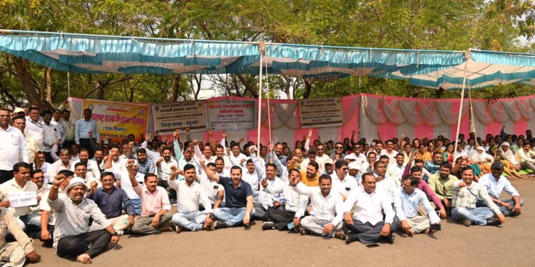 जूनी पेन्शनसह विविध मागण्यांसाठी राज्य सरकारी व निमसरकारी कर्मचारी बेमुदत संपावर