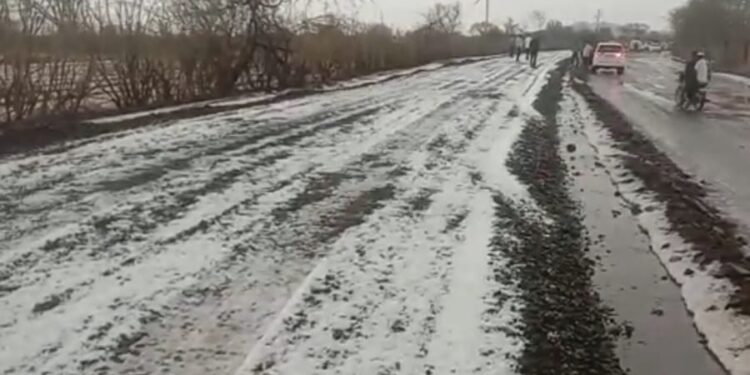 नंदूरबार तालुक्यातील रस्त्यांवर पसरली पांढरी चादर, पंचनामे कधी होणार