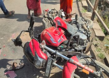 नंदूरबार येथे भीषण अपघात, ट्रकने दिली दुचाकीला धडक, एक ठार, महिलेसह बालक जखमी, पोलीस अधिकारी बनले देवदूत