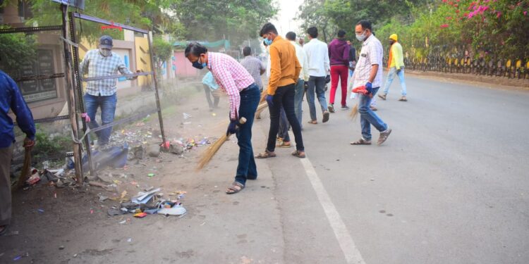 डॉ.नानासाहेब धर्माधिकारी यांच्या जन्मशताब्दी वर्षा निमित्त शहादा येथे स्वच्छता अभियान