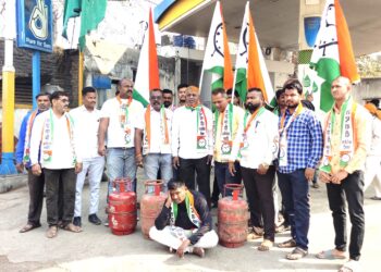 गॅस सिलिंडर दरवाढीविरोधात राष्ट्रवादी युवक कॉंग्रेसतर्फे निषेध