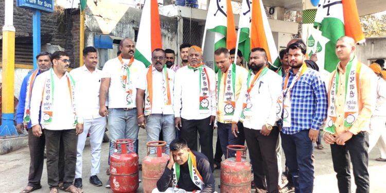गॅस सिलिंडर दरवाढीविरोधात राष्ट्रवादी युवक कॉंग्रेसतर्फे निषेध