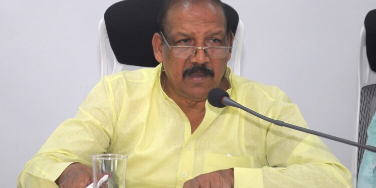 सांडपाणी व घनकचरा व्यवस्थापनाची कामे त्वरीत पूर्ण करावित : पालकमंत्री डॉ.विजयकुमार गावित