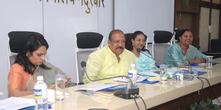 सांडपाणी व घनकचरा व्यवस्थापनाची कामे त्वरीत पूर्ण करावित : पालकमंत्री डॉ.विजयकुमार गावित