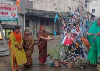 पावसाळी वातावरणातही शहिद शिरीषकुमार मित्र मंडळातर्फे वृक्षपुजनासह होलिकोत्सव