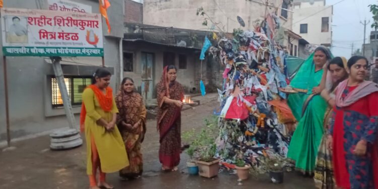पावसाळी वातावरणातही शहिद शिरीषकुमार मित्र मंडळातर्फे वृक्षपुजनासह होलिकोत्सव
