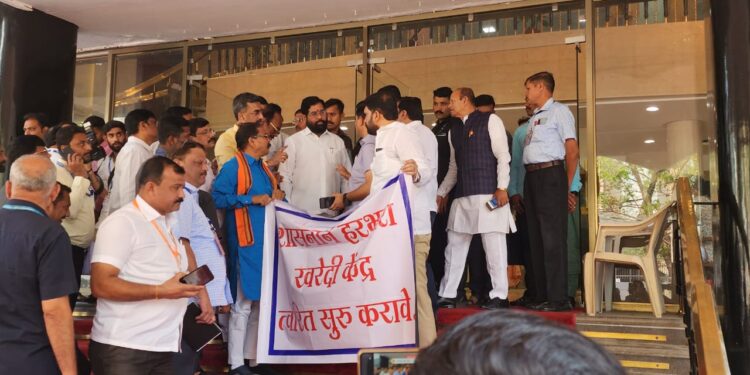 राज्यात हरभरा खरेदी केंद्र सुरू करण्याच्या मागणीसाठी आ.आमश्या पाडवी यांचे विधानभवनाच्या पायरी वर आंदोलन 