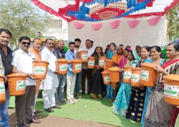 होळ तर्फे हवेली येथे माजी नगराध्यक्षा सौ.रत्ना रघुवंशी यांच्या हस्ते घंटागाडीचे लोकार्पण