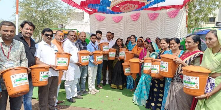 होळ तर्फे हवेली येथे माजी नगराध्यक्षा सौ.रत्ना रघुवंशी यांच्या हस्ते घंटागाडीचे लोकार्पण