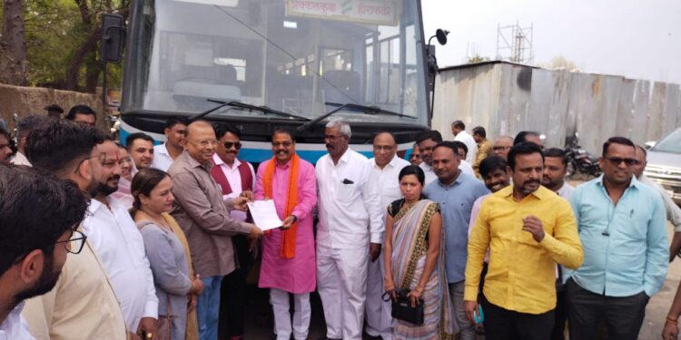 स्वातंत्र्यानंतर प्रथमच पोहचली गावात बस, आ. आमश्या पाडवी यांच्या हस्ते शुभारंभ