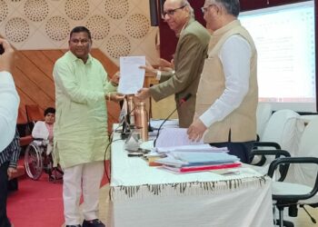 कुलगुरूंच्या हस्ते भरत गावित यांच्या सत्कार