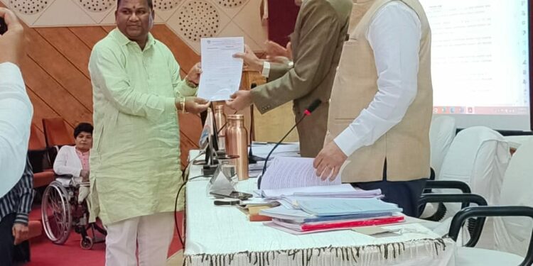 कुलगुरूंच्या हस्ते भरत गावित यांच्या सत्कार