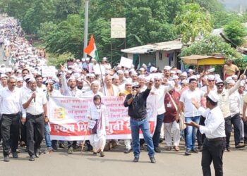नंदुरबार जिल्हाधिकारी कार्यालयावर जुनी पेन्शनचा मोर्चा धडकला, सर्व विभागातील आठ हजारावर कर्मचारी सहभागी