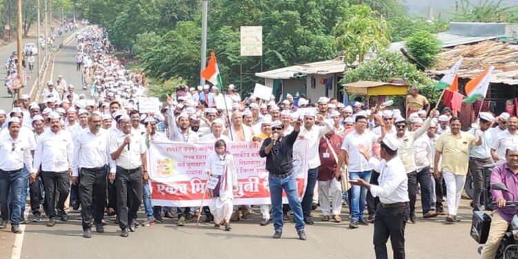 नंदुरबार जिल्हाधिकारी कार्यालयावर जुनी पेन्शनचा मोर्चा धडकला, सर्व विभागातील आठ हजारावर कर्मचारी सहभागी