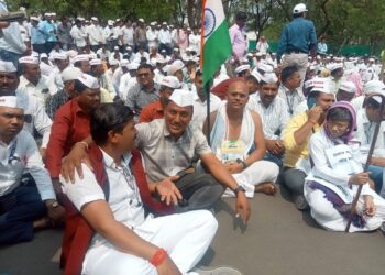 नंदुरबार जिल्हाधिकारी कार्यालयावर जुनी पेन्शनचा मोर्चा धडकला, सर्व विभागातील आठ हजारावर कर्मचारी सहभागी