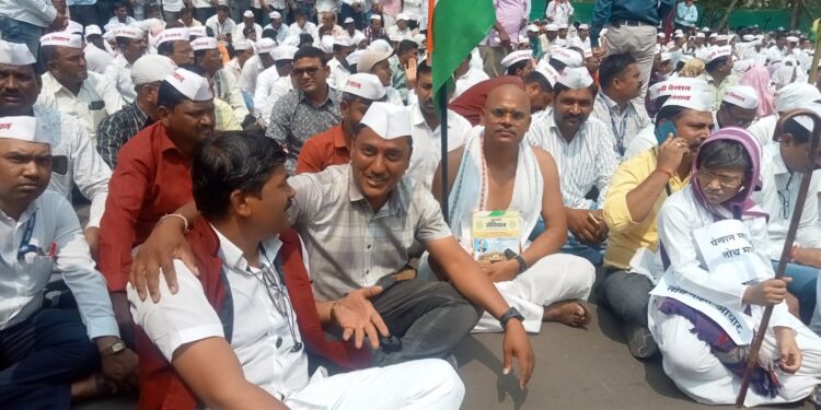 नंदुरबार जिल्हाधिकारी कार्यालयावर जुनी पेन्शनचा मोर्चा धडकला, सर्व विभागातील आठ हजारावर कर्मचारी सहभागी