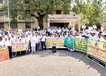 नवापूर येथे जुनी पेन्शन योजनेसाठी हजारो शिक्षकांचा तहसीलवर आक्रोश मोर्चा
