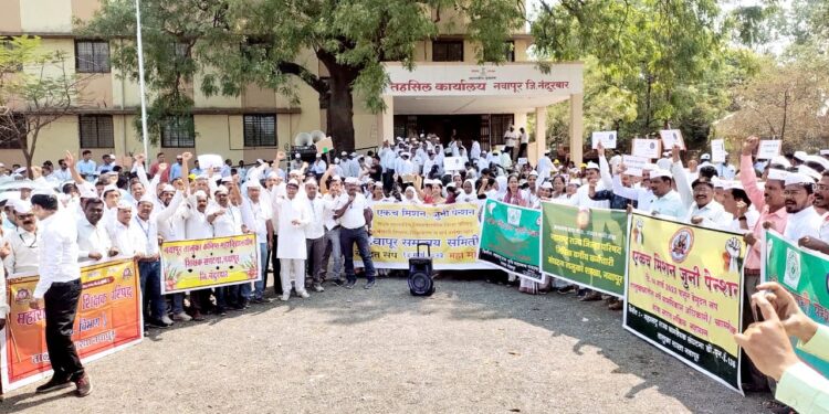 नवापूर येथे जुनी पेन्शन योजनेसाठी हजारो शिक्षकांचा तहसीलवर आक्रोश मोर्चा