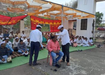 जिल्हा परिषद कर्मचाऱ्यांचे शासनाविरुद्ध मुंडण आंदोलन