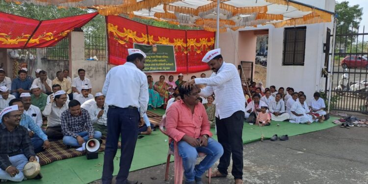 जिल्हा परिषद कर्मचाऱ्यांचे शासनाविरुद्ध मुंडण आंदोलन