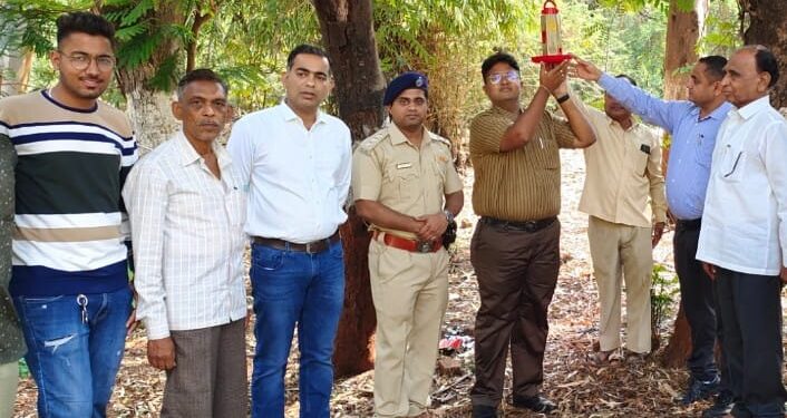 जागतिक चिमणी दिवस साजरा, सहयोग सोशल ग्रुप तर्फे बर्ड फिडर वाटप व जनजागृती