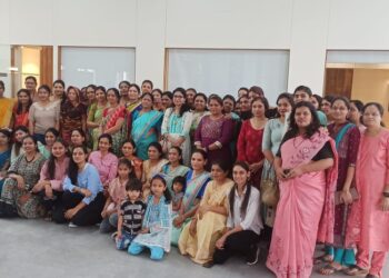 आरोग्य शिबिरात कर्करोग तज्ञ डॉ. महेश पवार  यांनी केली २७० महिलांची तपासणी