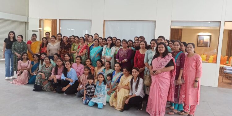 आरोग्य शिबिरात कर्करोग तज्ञ डॉ. महेश पवार  यांनी केली २७० महिलांची तपासणी