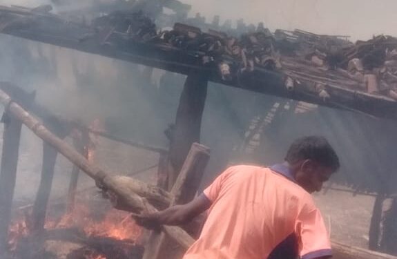 धडगाव : ऊसतोड मजुराचे घर जळून खाक लाखोंचे नुकसान