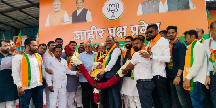 काँग्रेस पक्षातील प्रमुख पदाधिकाऱ्यांचा मुंबईत भाजपात प्रवेश