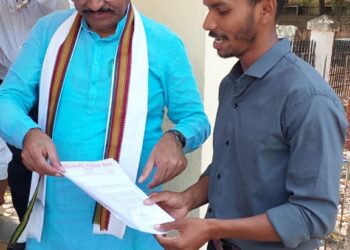 कृषी मंत्रीअब्दुल सत्तार यांना आदिवासी टायगर सेनेचे निवेदन