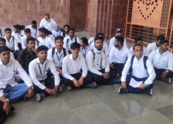 विधी शाखेच्या विद्यार्थ्यांची जळगाव विद्यापीठावर धडक मोर्चा,विद्यार्थ्यांवर मधमाश्याच्या हल्ला