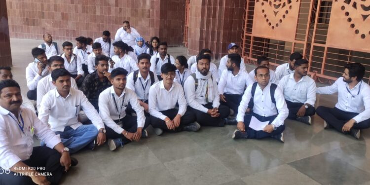 विधी शाखेच्या विद्यार्थ्यांची जळगाव विद्यापीठावर धडक मोर्चा,विद्यार्थ्यांवर मधमाश्याच्या हल्ला