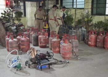 धडाकेबाज कारवाई: नवापूर पोलीसांच्या छाप्यात 40 गॅस सिलिंडर जप्त