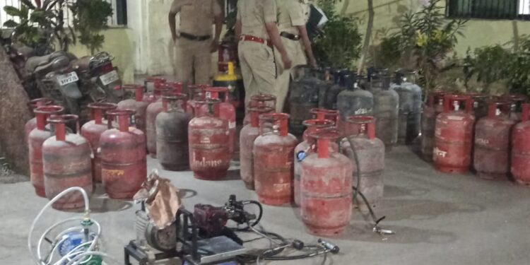 धडाकेबाज कारवाई: नवापूर पोलीसांच्या छाप्यात 40 गॅस सिलिंडर जप्त